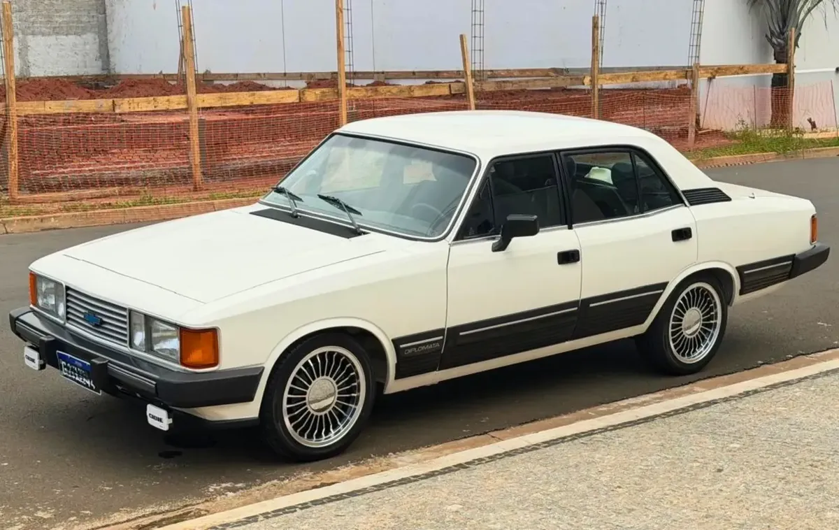 Chevrolet Opala Diplomata branco visto de frente