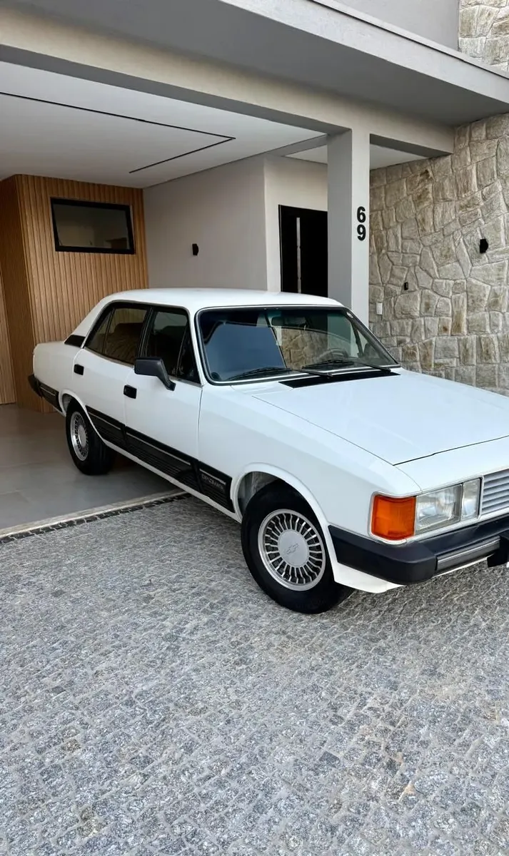 Frente — Opala em ambiente interno