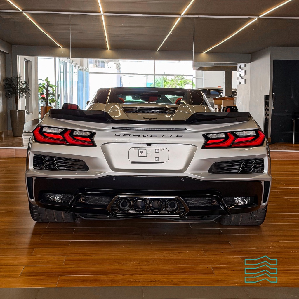 Traseira do Chevrolet Corvette Z06 prata