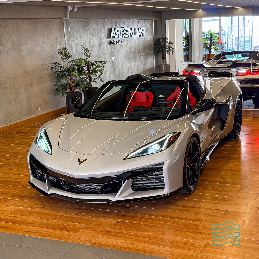 Corvette Z06 prata de frente, com interior vermelho