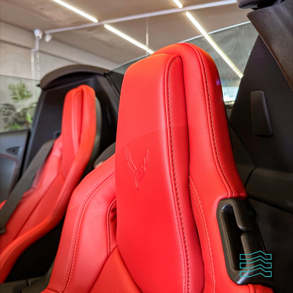 Banco esportivo vermelho do Corvette Z06