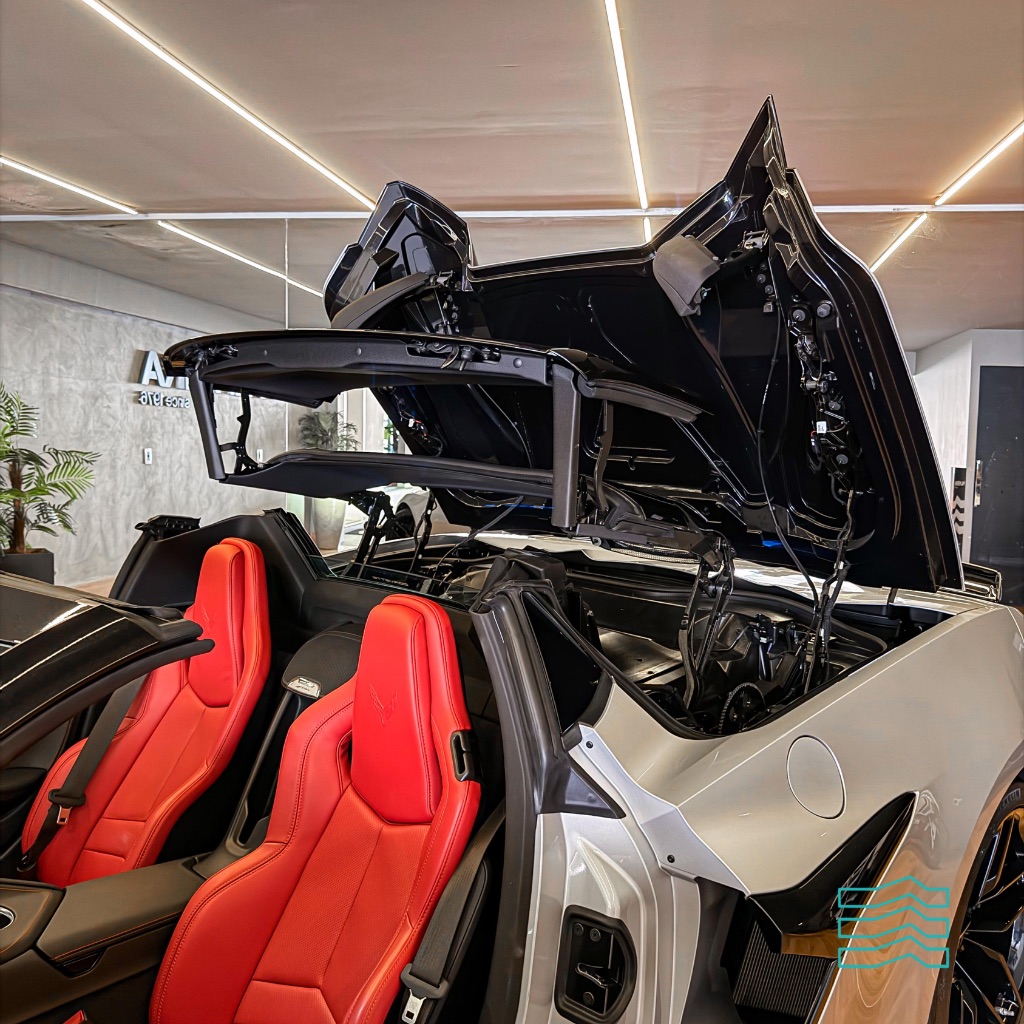Compartimento traseiro do Corvette com teto aberto