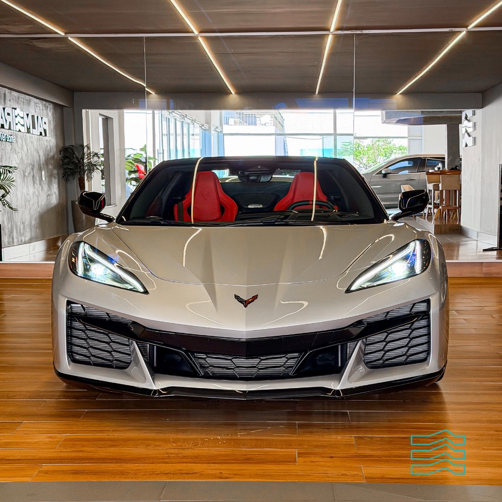 Dianteira do Corvette Z06 prata em showroom