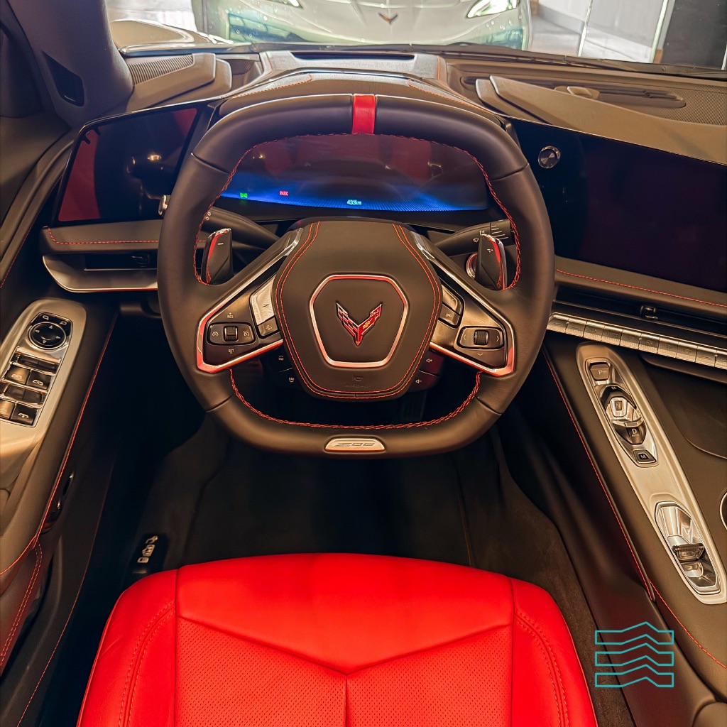 Volante do Corvette Z06 em acabamento preto e vermelho
